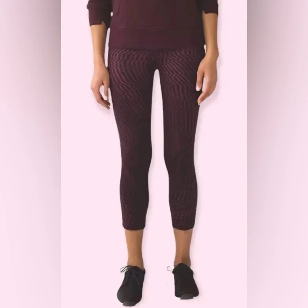 Lululemon maroon geometric print wonder under leggings crop red black US6 - Picture 4 of 13